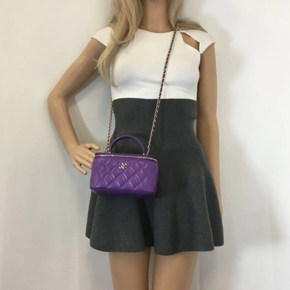 Chanel Vanity with Chain - Picture 4 of 4